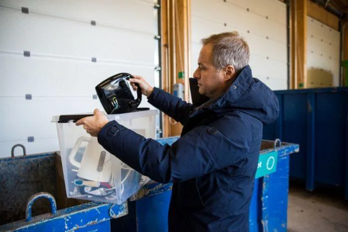 collecting damaged electronic devices collecting damaged electronic devices