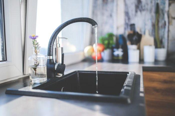 Single handle kitchen faucet