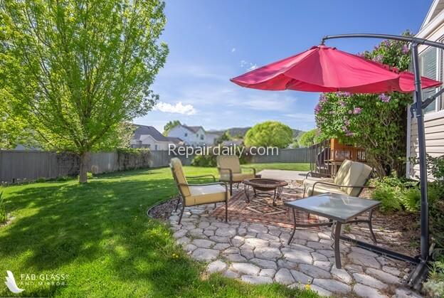 backyard decor with table and chairs