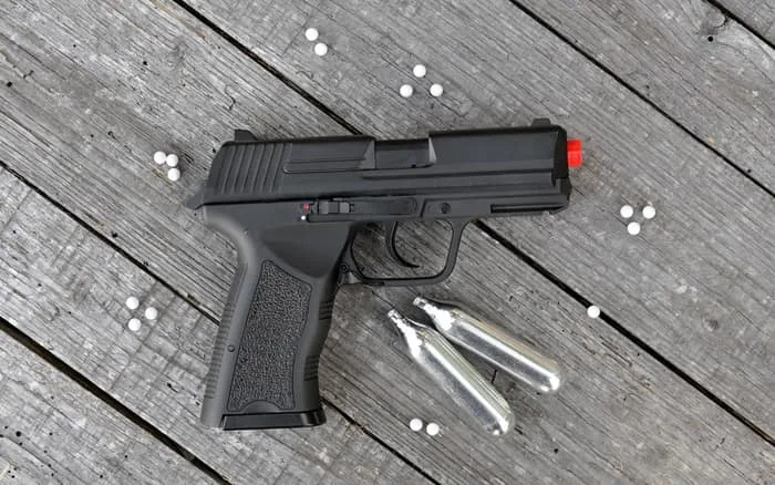 Airsoft-or-softair-gun-with-carbon-dioxide-gas-canisters- Airsoft-or-softair-gun-with-carbon-dioxide-gas-canisters-