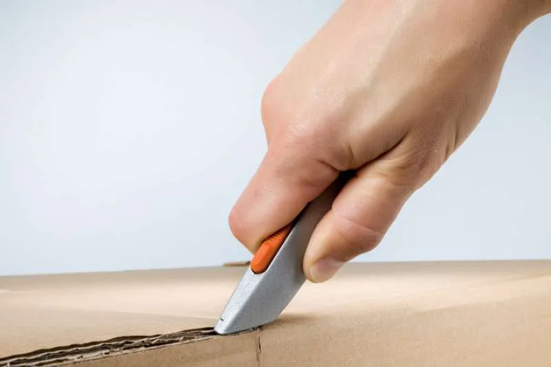 utility knife cutting