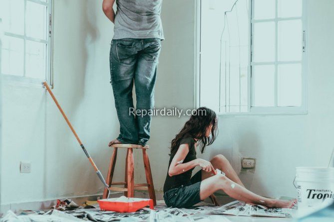 couple painting room