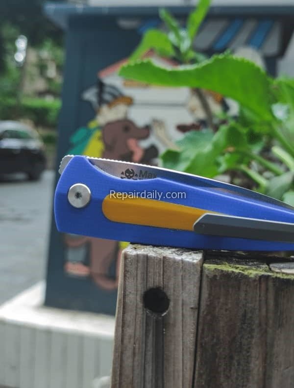 blue color knife
